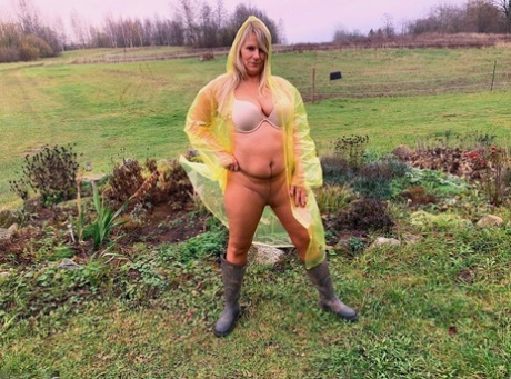 In her rubber boots, Sweet Susi bares all of her body as an overweight amateur.