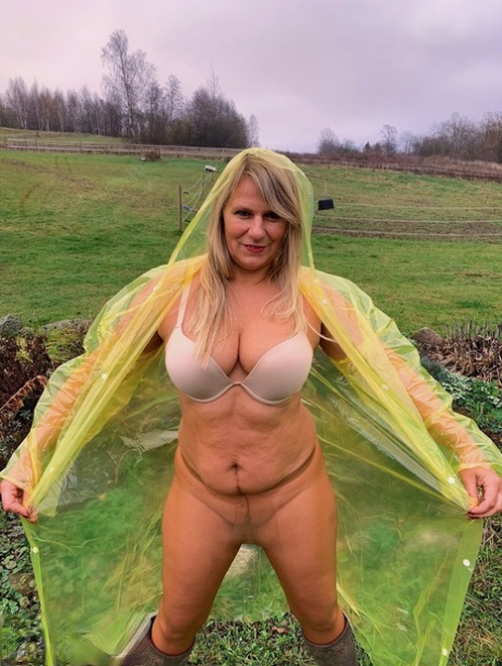 A naked selfie by overweight amateur, Sweet Susi looks like she's wearing rubber boots.