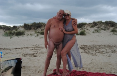 Пожилая платиновая блондинка Димонти шпилит воздушный поцелуй на нудистском пляже со своим мужчиной