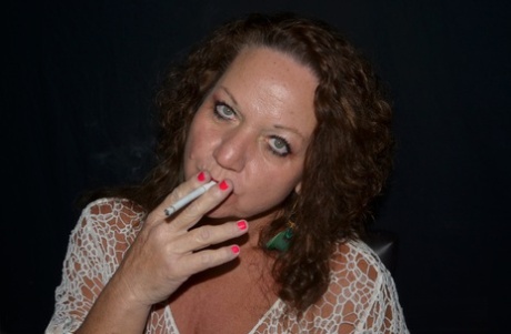 Зрелая любительница Debbie Delicious курит перед игрой со своей киской