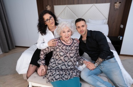 Kinky granny takes part in a threesome with a younger couple - PornHugo.net