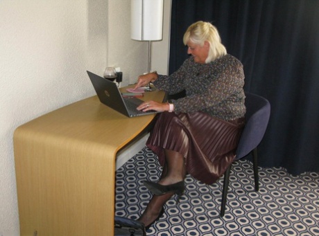 Over a glass of wine, an adult BBW Chrissy Uk siteth at her desk wiggling her breasts and tail.