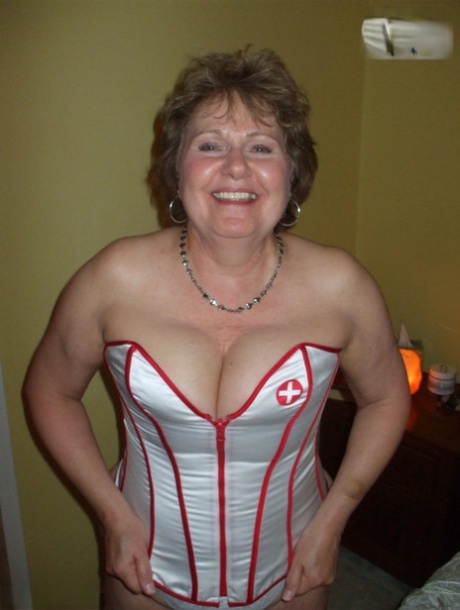 The adult female busty Bliss wears a collar before giving birth in her corset.
