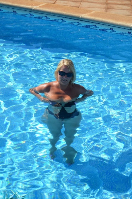 Despite her middle-aged age, Sweet Susi lets off steam in the pool with her bosom.