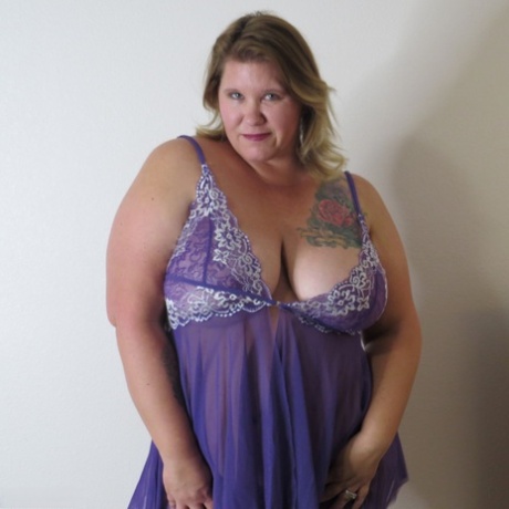 Starting off with lingerie and then stripping, Busty Krisann is an obese amateur who now stands naked against a wall for 15 minutes.