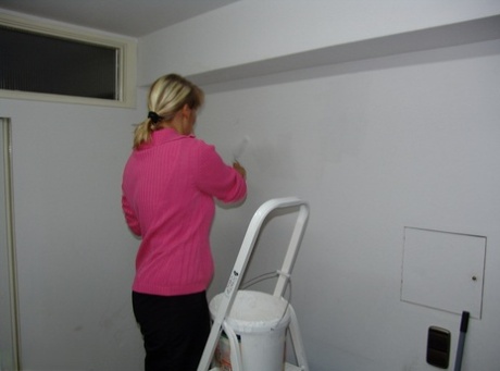 While practicing painting, Sweet Susi, an amateur painter, smokes and gets naked.