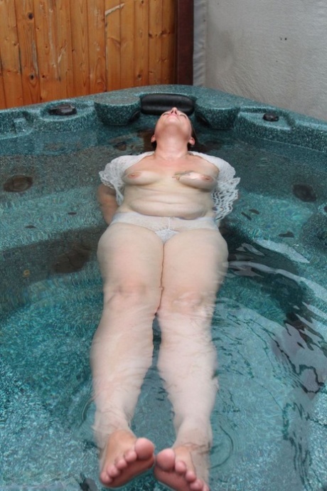 Mature plumper Sara Banks gets totally naked in an outdoor hot tub