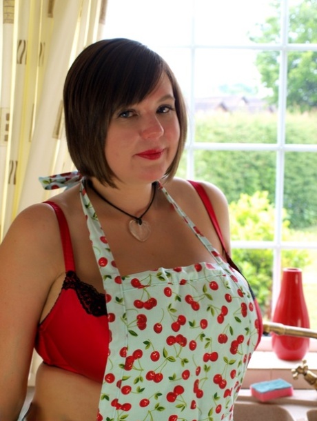 Fat amateur Roxy bares her huge tits in pretties and a kitchen apron
