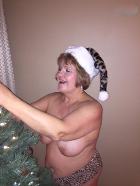 Busy woman Busty Bliss takes a break for oral sex while dressing an Xmas tree.