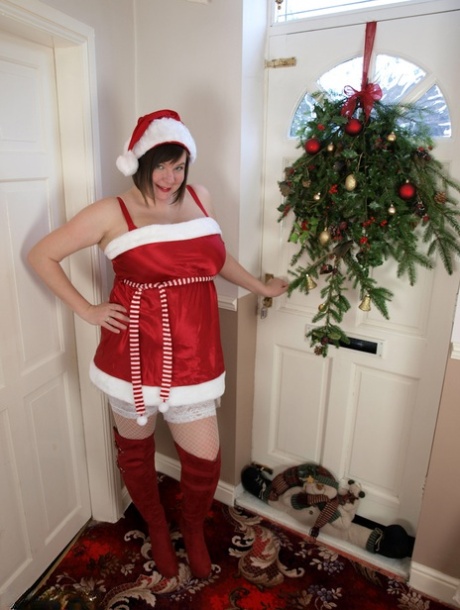 Wearing her Christmas costume, overweight amateur Roxy loosens her massive breasts.