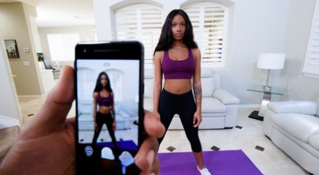 Симпатичная тинка Лейси Лондон принимает участие в черном сексе в видео от первого лица после занятий йогой