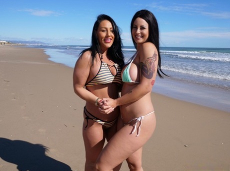 Curvy Lesbians Candi Kayne And Ibi Smiles Release Their Big Boobs From Bikinis