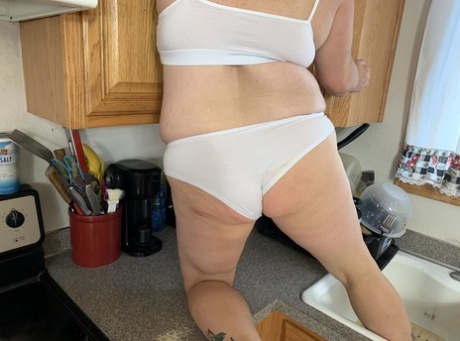 BBW Women's (BBW) Sexy Nebbw, who is middle-aged, exhibit her large breasts and buttocks in a kitchen.