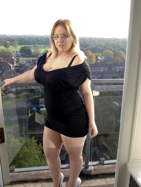 Overweight Amateur Sindy Bust Doffs A Black Dress While Getting Naked