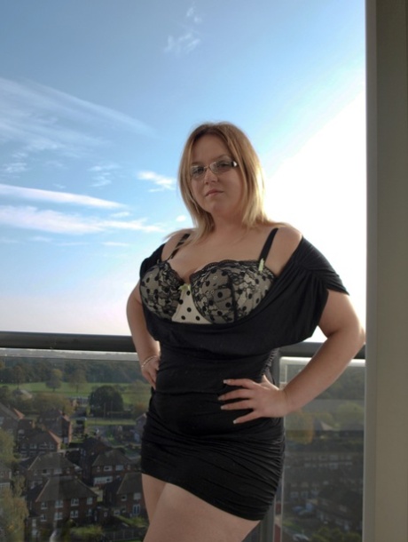 Sindy Bust exposes herself in a black dress while being naked, as she is an amateur who is overweight.