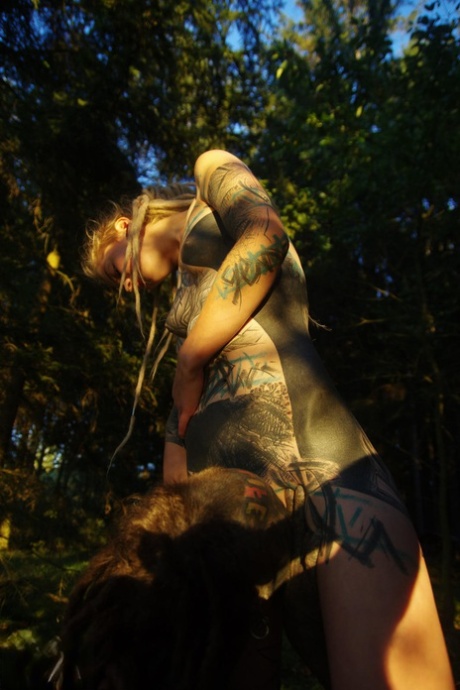 Татуированные фрики Anuskatzz и Lily Lu занимаются сексом на лесной подстилке