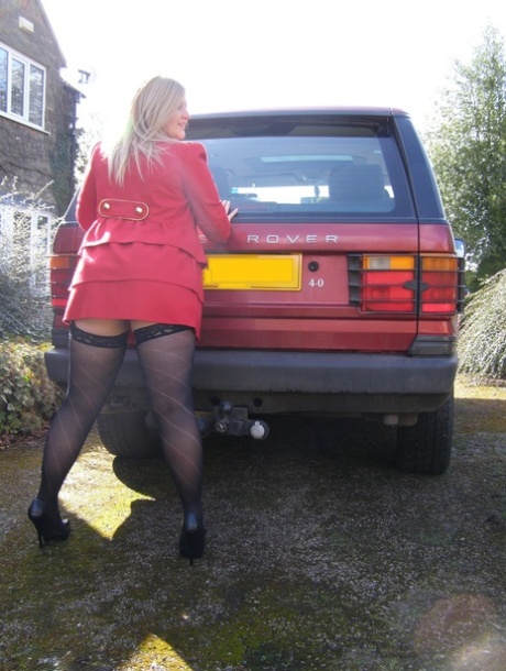 In a Range Rover, Samantha captures her large buttocks as an amateur BBW.
