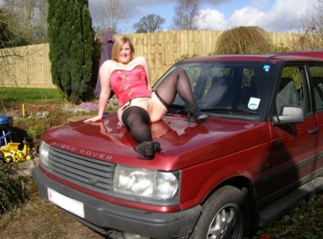 Amateur BBW Samantha flaunts her big aspet in a Range Rover while abducting.