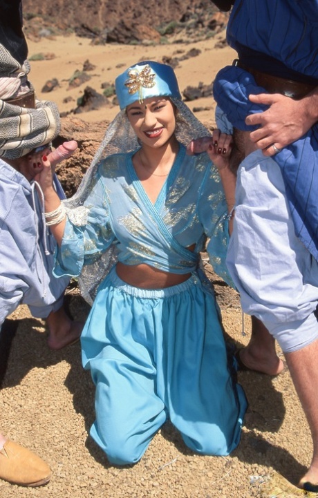 Кавказская женщина Юлия Спейн делает двойное проникновение в пустыне в костюме для косплея