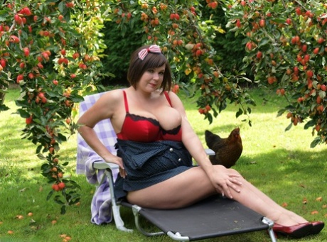 Fat Amateur Roxy Shows Her Bare Legs In A Short Dress In The Backyard