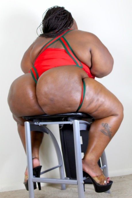 Obese Black Woman Displays Her Massive Butt During A Solo Engagement