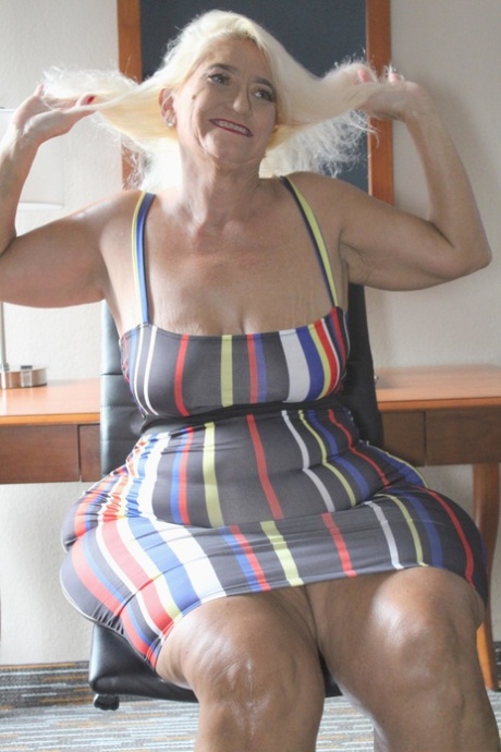 Бабушка-блондинка Эмбер Коннерс задирает платье, чтобы показать массивную попку