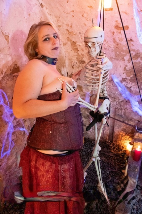 A skeleton with a strap penetrates the body of blonde BBW Fr Lizzy.