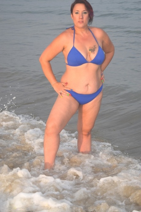 While at the beach, a solo girl who works as an amateur changes her attire.