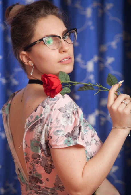Ботанистая 18-летняя Лиза Лу держит розу, демонстрируя упругую грудь в очках