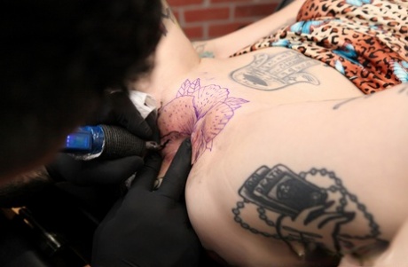 Татуированная девушка Ривер Доун делает татуировку киске перед тем, как сосать сперму из члена