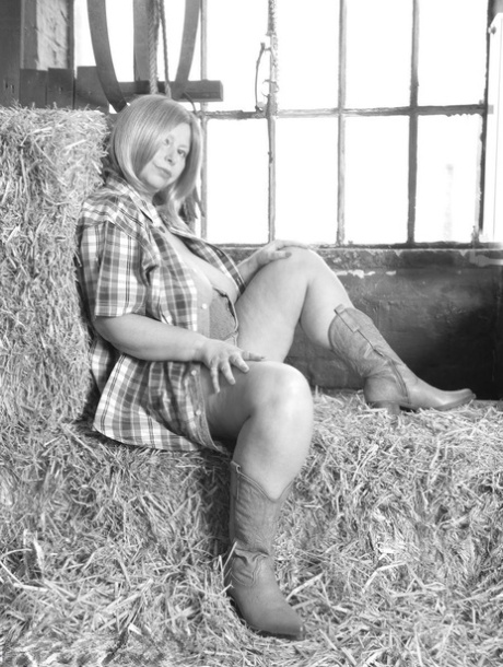 Older Blonde Plumper Posh Sophia Shows Her Huge Breasts And Snatch On A Bale