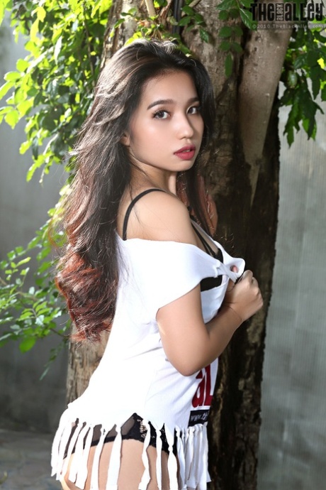 Asian beauty Norah gets totally naked underneath a tree