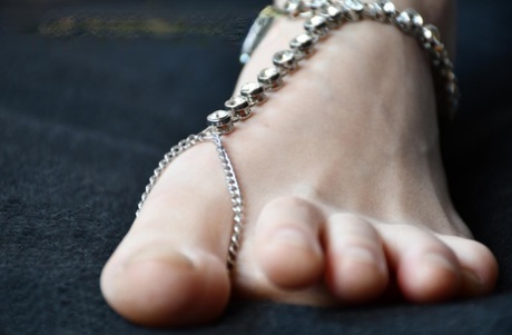The feet of the shaved vagina and bare feet of the Caucasian amateur, Fr Lizzy, are also displayed.