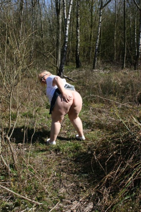 UK amateur Lexie Cummings, who is overweight, sucks and pulls on two woodpeckers in the forest.