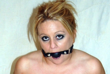 In a stocking that lacks the use of tapers, an amateur model performs her ball gag while wearing a crotch.