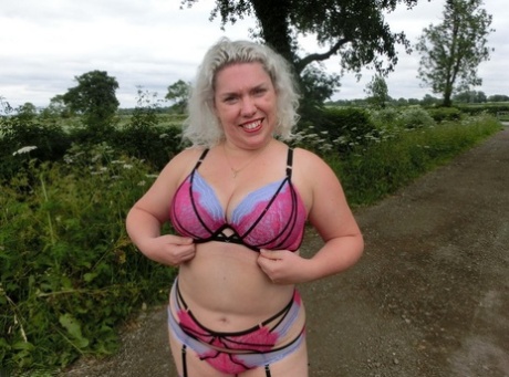 While in the country, Barby's older amateur self achieves a curvy figure that she leaves behind.