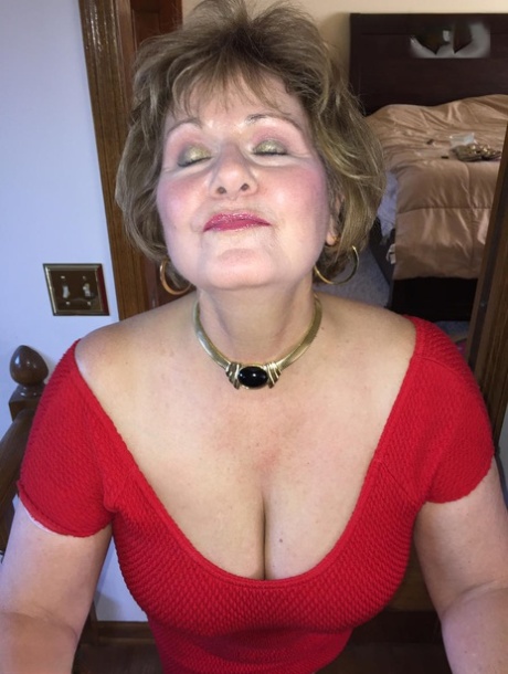 Любительница Busty Bliss поглаживает пенис после того, как обнажила свою грудь