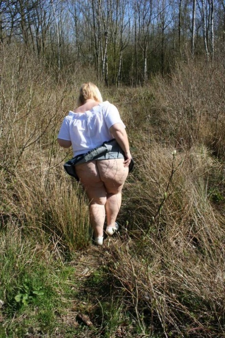 Lexie Cummings, a fat UK amateur, exposes her large anus and abducts it in a field.