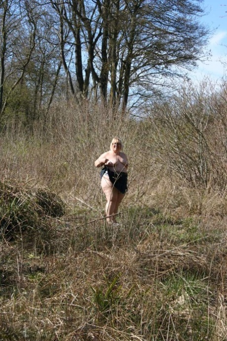Lexie Cummings, a fat UK amateur, exposes her large anus and abducts it in a field.