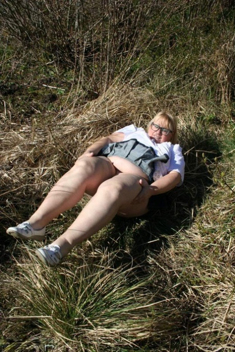 Britain's Lexie Cummings, a fat amateur swimmer with ample abduction skills, seizes her large ass and steals it in a field.