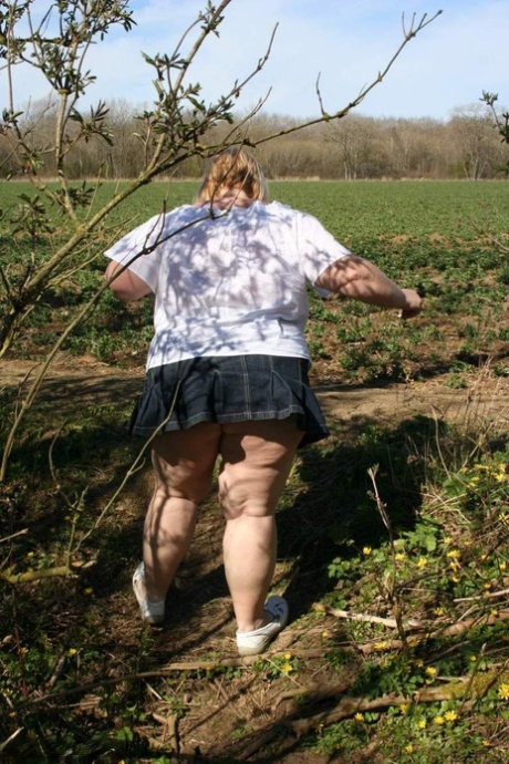 Fat UK Amateur Lexie Cummings Exposes Her Big Ass And Snatch In A Field
