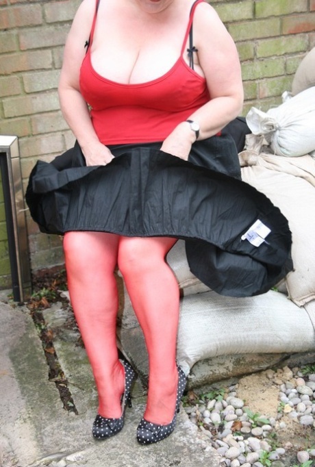Despite being an older, amateur Kinky Carol maintains short hair and wears red stockings.