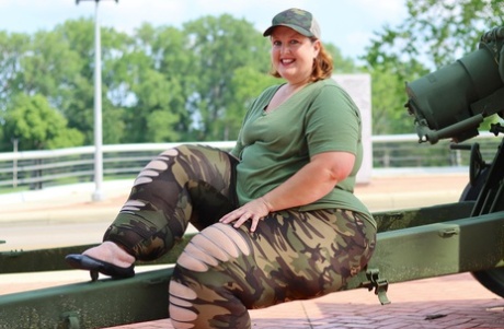 During the SFW shoot, models of Obese Amateur Goddess Pear are seen wearing camouflage and using an artillery gun.