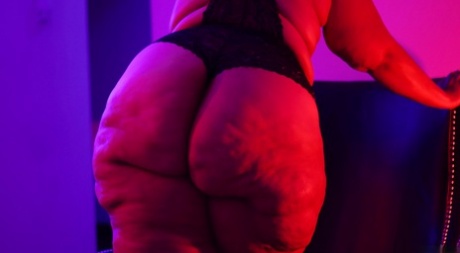 Morbidly obese amateur Red Thunder Thighz displays her cellulite ridden butt