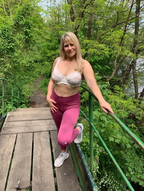 Middle-aged Amateur Sweet Susi Exposes Her Ass And Tits While On A Footbridge