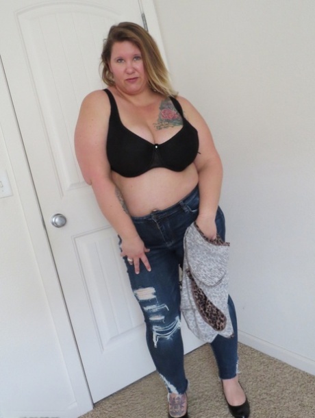 Amateur BBW Busty Kris Ann Peels Off Ripped Jeans Well Getting Butt Naked