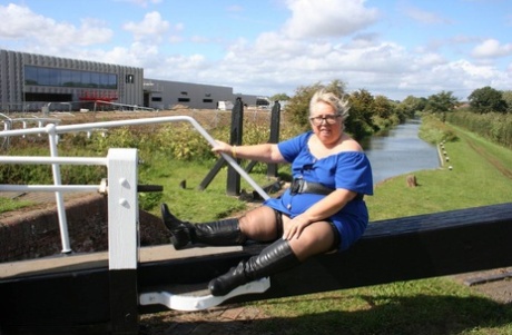 Obese British woman Lexie Cummings dilds in her pussy at the beach in a conservation area.