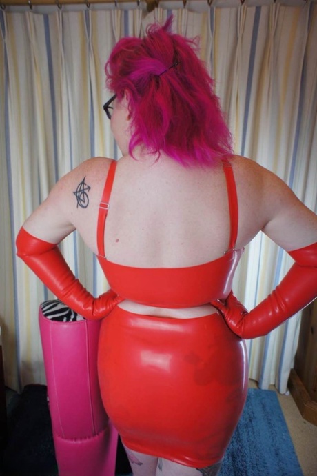 Amateur Model Mollie Foxxx Looses Her Big Tits And Butt From Latex Clothing