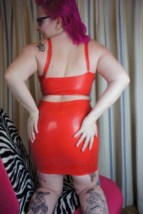 Mollie Foxxx, a beginner model, sheds her big butt and backside from latex clothing.