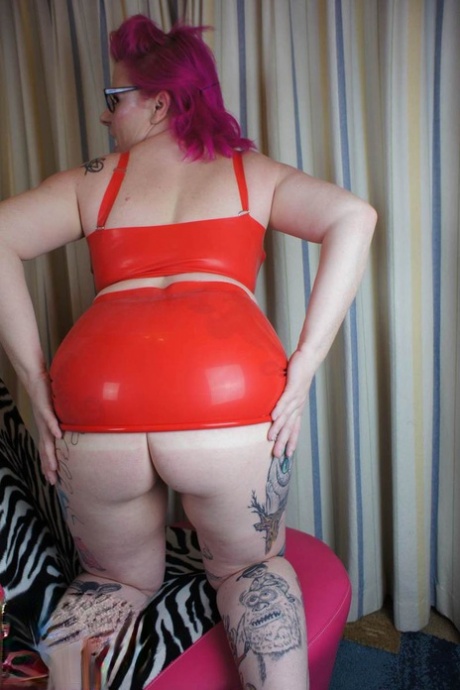 After wearing latex clothing, Mollie Foxxx, an amateur model, loses her large thigh and buttocks.